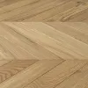 Dąb Porcelain (Chevron – jodełka francuska) Olejowosk, Szczotkowanie, Fazowanie V4 Wymiary: 405x65x10,5/2,5(+/-0,5) mm