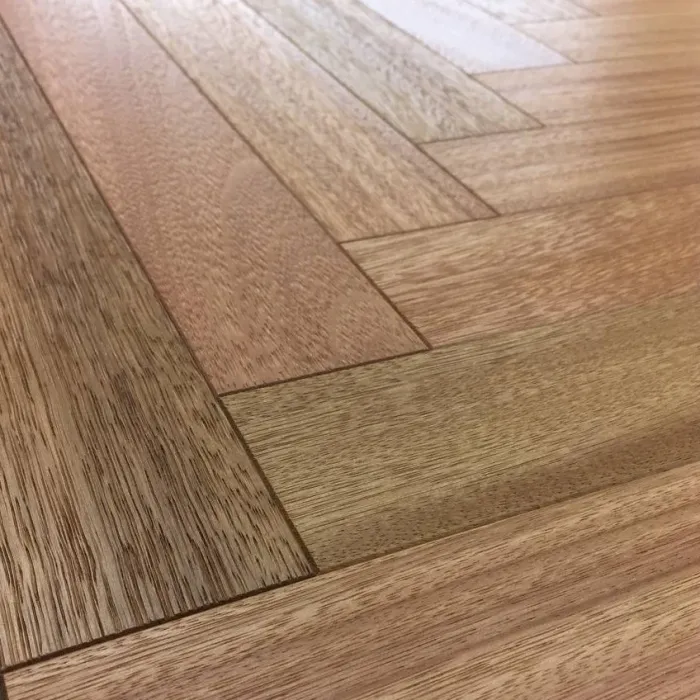 Doussie (Fertig Parkiet) Olejowosk, Szczotkowanie, Fazowanie V4 Wymiary: 490x70x14,5/3,0(+/-0,5) mm