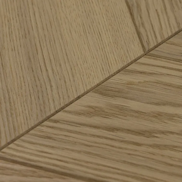 Dąb Porcelain (Chevron – jodełka francuska) Olejowosk, Szczotkowanie, Fazowanie V4 Wymiary: 420x90x13,0/3,0(+/-0,5) mm