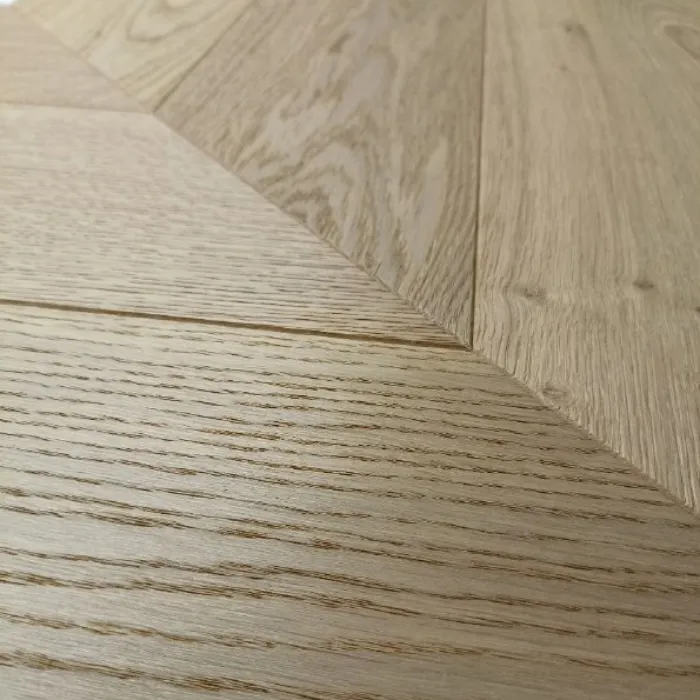 Dąb Porcelain (Chevron – jodełka francuska) Olejowosk, Szczotkowanie, Fazowanie V4 Wymiary: 560x130x14,5/3,0(+/-0,5) mm