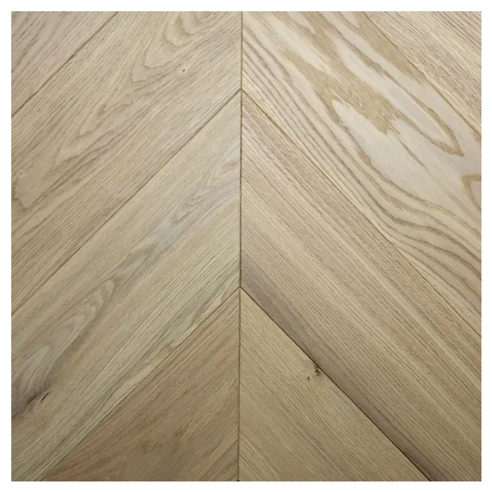 Dąb Porcelain (Chevron – jodełka francuska) Olejowosk, Szczotkowanie, Fazowanie V4 Wymiary: 560x130x14,5/3,0(+/-0,5) mm