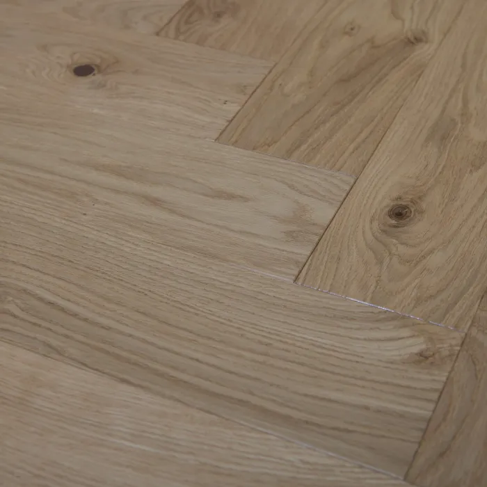 Dąb Eco (Design Experience – jodełka klasyczna) Olejowosk, Szczotkowanie, Fazowanie V4 Wymiary: 500x100x10,5/2,5(+/-0,5) mm