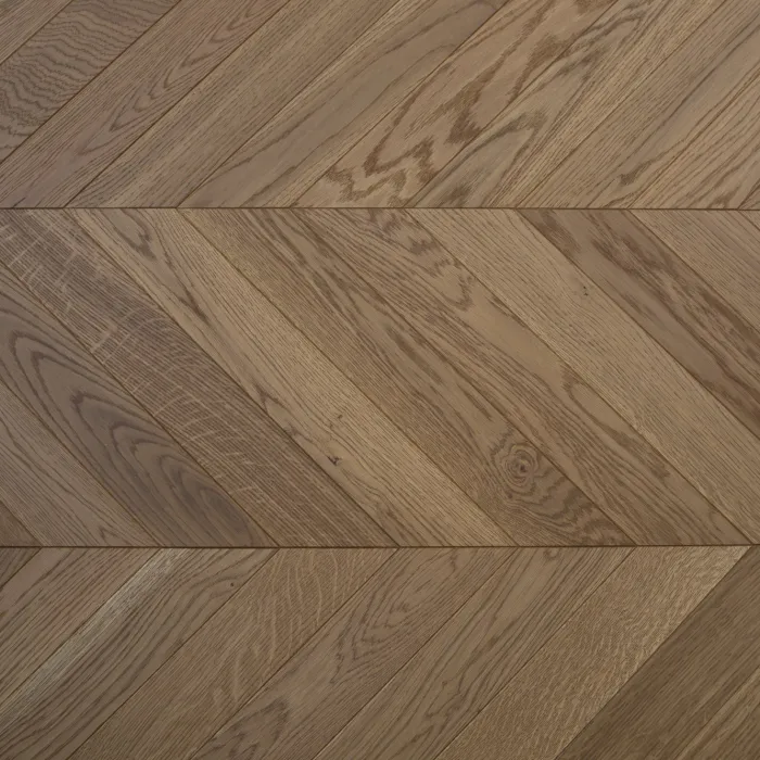 Dąb Złota Jesień (Chevron – jodełka francuska) Olejowosk, Szczotkowanie, Fazowanie V4 Wymiary: 405x60x13,5/5,5(+/-0,5) mm