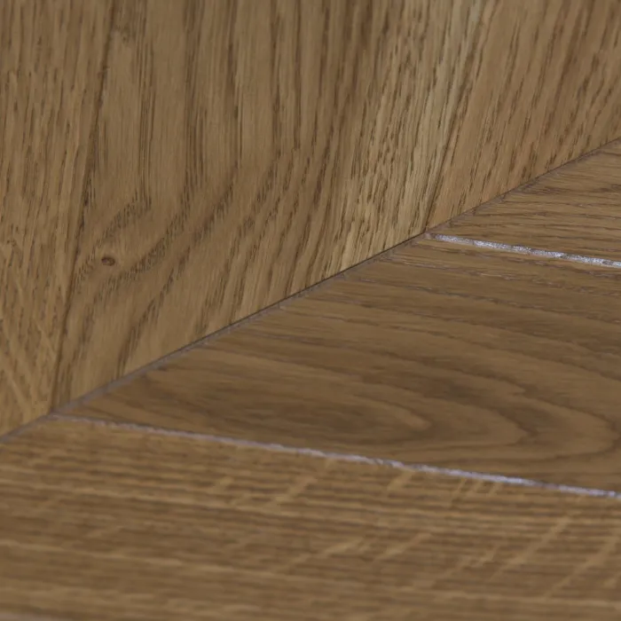 Dąb Złota Jesień (Chevron – jodełka francuska) Olejowosk, Szczotkowanie, Fazowanie V4 Wymiary: 405x60x13,5/5,5(+/-0,5) mm