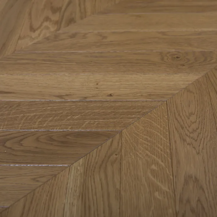 Dąb Złota Jesień (Chevron – jodełka francuska) Olejowosk, Szczotkowanie, Fazowanie V4 Wymiary: 405x60x13,5/5,5(+/-0,5) mm