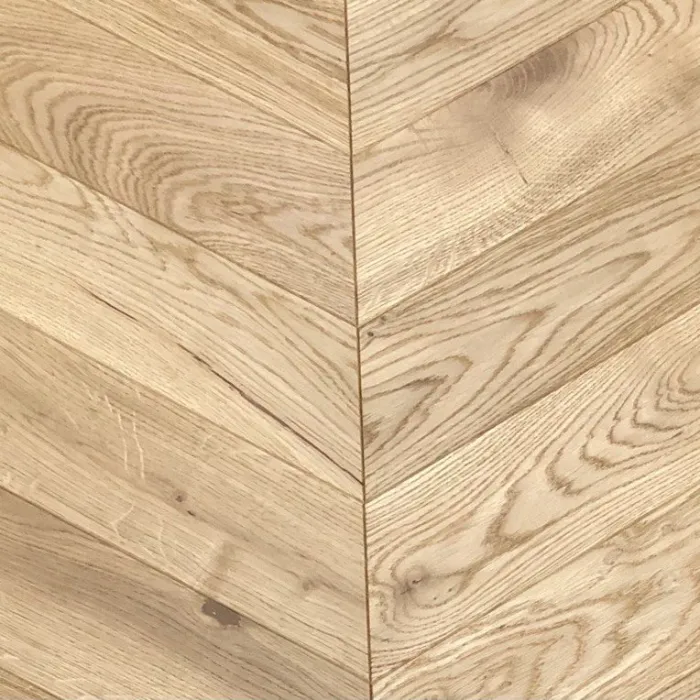 Dąb Classic (Chevron – jodełka francuska) Szczotkowanie, Fazowanie V4, Lakier matowy Wymiary: 420x88x10,5/2,5(+/-0,5) mm