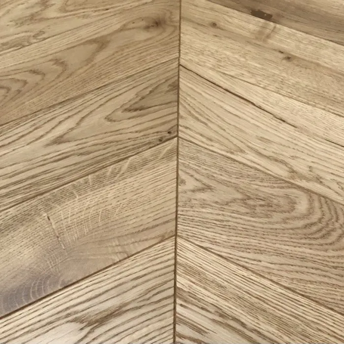 Dąb Classic (Chevron – jodełka francuska) Szczotkowanie, Fazowanie V4, Lakier matowy Wymiary: 420x88x10,5/2,5(+/-0,5) mm