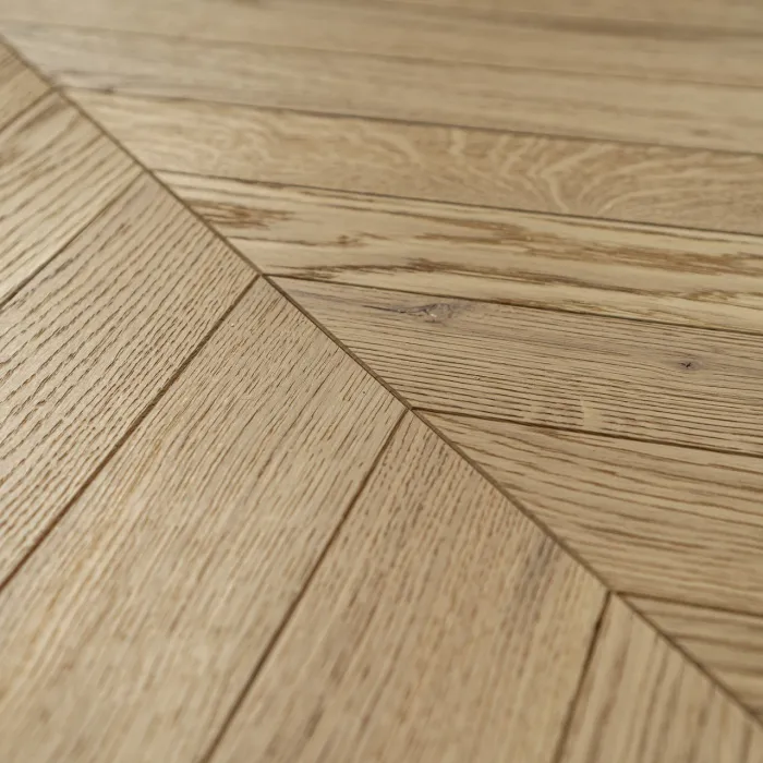 Dąb Porcelain (Chevron – jodełka francuska) Olejowosk, Szczotkowanie, Fazowanie V4 Wymiary: 405x65x10,5/2,5(+/-0,5) mm