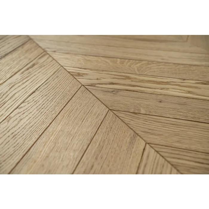 Dąb Porcelain (Chevron – jodełka francuska) Olejowosk, Szczotkowanie, Fazowanie V4 Wymiary: 405x65x10,5/2,5(+/-0,5) mm