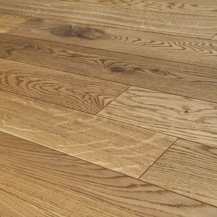 Dąb Eco (Fertig Deska) Szczotkowanie, Fazowanie V4, Lakier matowy Wymiary: 1200-800x120x10,5/2,5(+/-0,5) mm