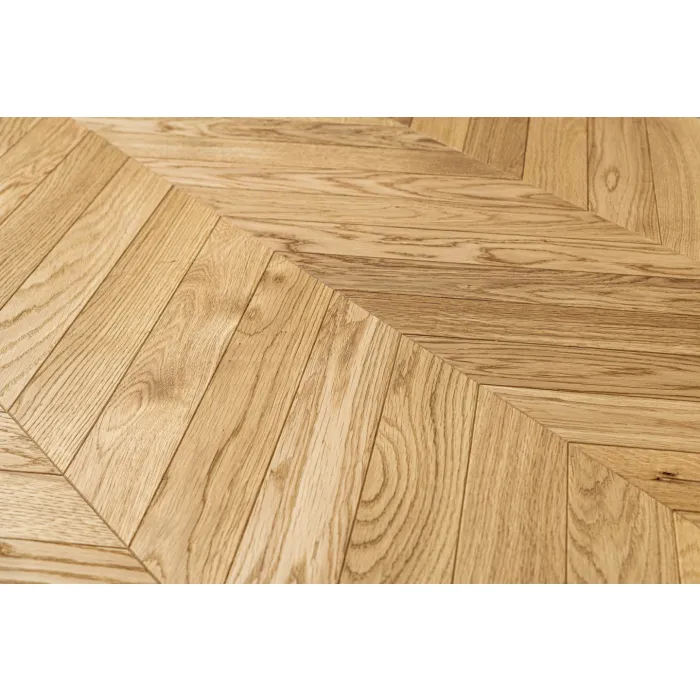 Dąb Eco (Chevron – jodełka francuska) Szczotkowanie, Fazowanie V4, Lakier Wymiary: 405x65x10,5/2,5(+/-0,5) mm