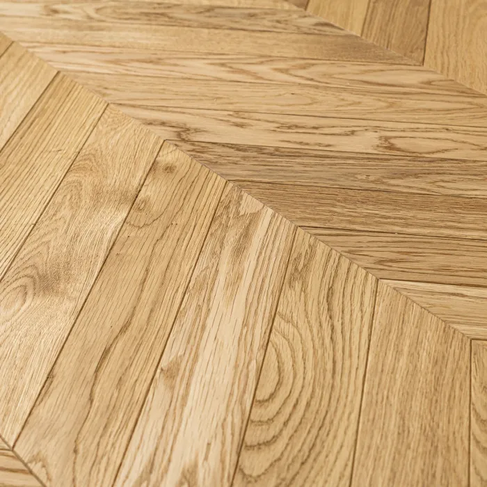 Dąb Eco (Chevron – jodełka francuska) Szczotkowanie, Fazowanie V4, Lakier Wymiary: 405x65x10,5/2,5(+/-0,5) mm