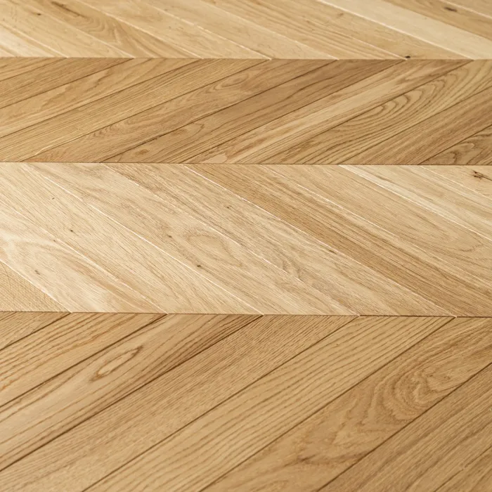 Dąb Eco (Chevron – jodełka francuska) Szczotkowanie, Fazowanie V4, Lakier Wymiary: 405x65x10,5/2,5(+/-0,5) mm