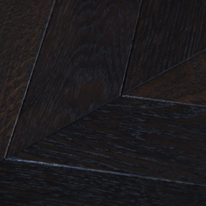 Dąb Black Smoke (Chevron – jodełka francuska) Olejowosk, Szczotkowanie, Fazowanie V4 Wymiary: 415x70x10,5/2,5(+/-0,5) mm