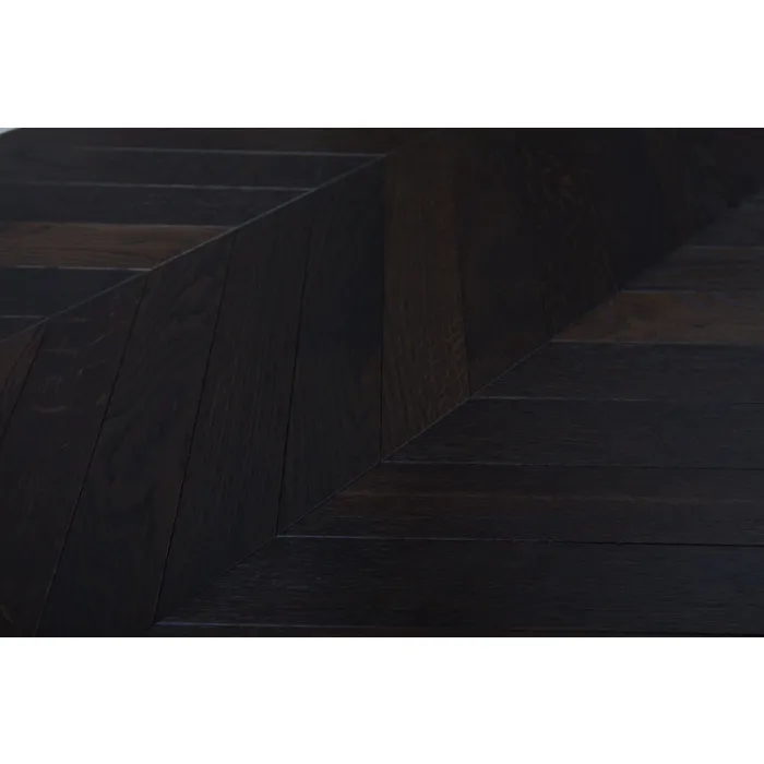 Dąb Black Smoke (Chevron – jodełka francuska) Olejowosk, Szczotkowanie, Fazowanie V4 Wymiary: 415x70x10,5/2,5(+/-0,5) mm