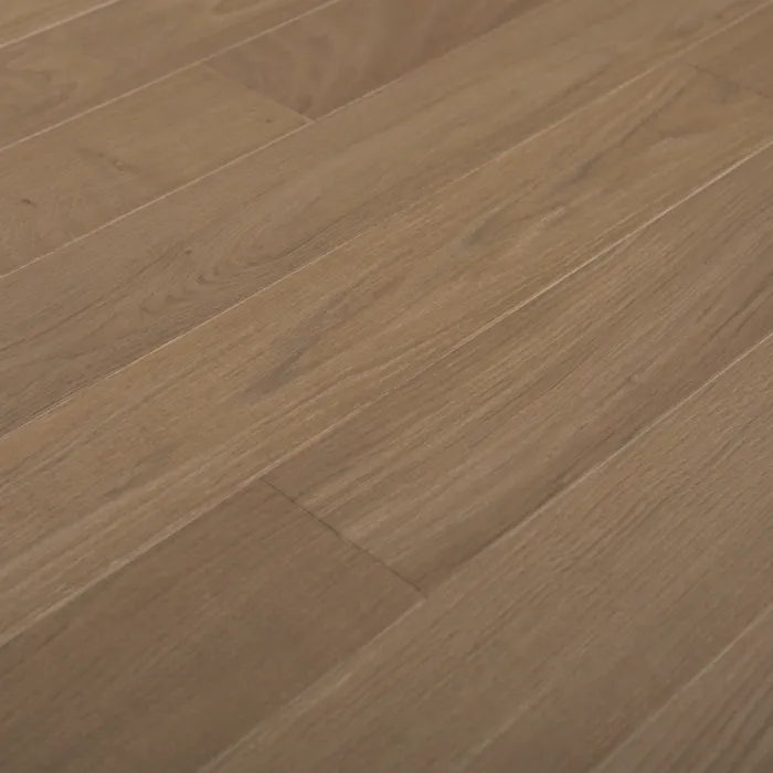 Dąb New Style (Fertig Deska) Szczotkowanie, Fazowanie V4, Lakier Wymiary: 1190-690x80x10,5/2,5(+/-0,5) mm