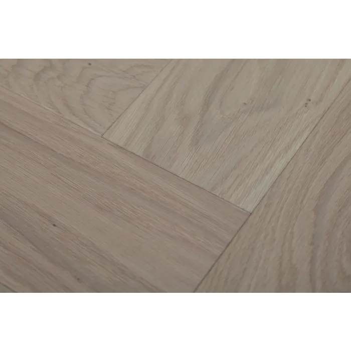 Dąb Porcelain (Design Experience – jodełka klasyczna) Olejowosk, Szczotkowanie, Fazowanie V4 Wymiary: 570x110x14,5/2,5(+/-0,5) mm