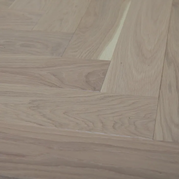 Dąb Porcelain (Design Experience – jodełka klasyczna) Olejowosk, Szczotkowanie, Fazowanie V4 Wymiary: 570x110x14,5/2,5(+/-0,5) mm