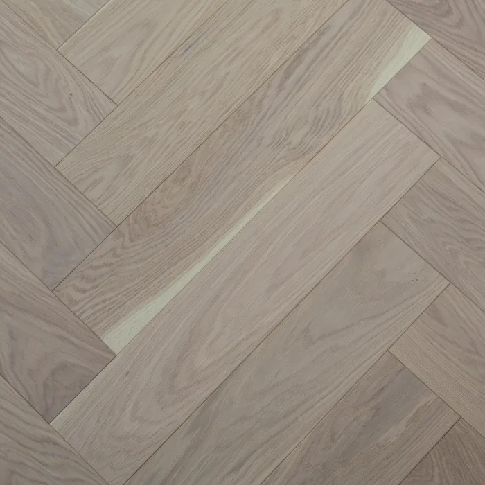 Dąb Porcelain (Design Experience – jodełka klasyczna) Olejowosk, Szczotkowanie, Fazowanie V4 Wymiary: 570x110x14,5/2,5(+/-0,5) mm