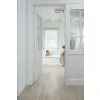 Panel winylowy Quick Step ze zintegrowanym podkładem Alpha Blos dąb Canyon szary ze śladami cięcia piłą AVSPU40030