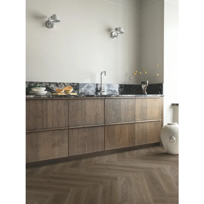 Panel winylowy Pergo ze zintegrowanym podkładem Vorma Pad Pro Jodełka  dąb norweski ciemny V4524-40217