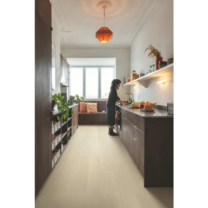 Panel winylowy Quick Step ze zintegrowanym podkładem Alpha Bloom  dąb palony AVMPU40099