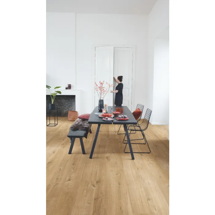 Panel winylowy Quick Step ze zintegrowanym podkładem Alpha Bloom dąb bawełniany naturalny AVMPU40104