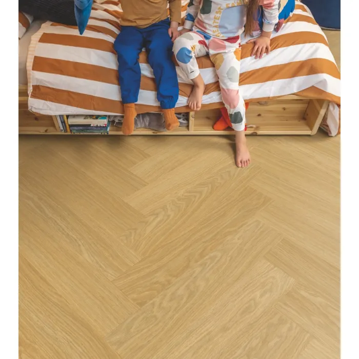 Panel winylowy Quick Step ze zintegrowanym podkładem Alpha Ciro Jodełka dąb miodowy AVHBU40360