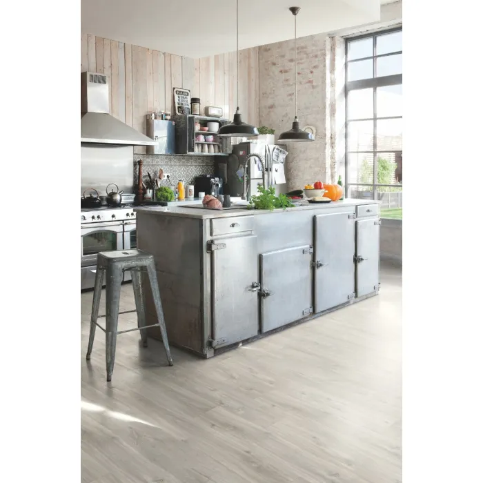 Panel winylowy Quick Step Alpha Blos Base dąb Canyon szary ze śladami cięcia piłą AVSPT40030