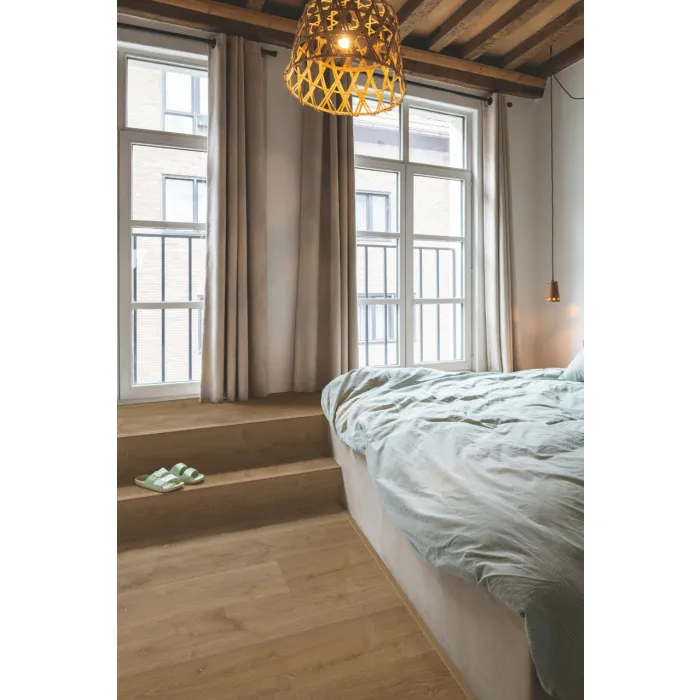 Panel winylowy Quick Step ze zintegrowanym podkładem Alpha Bloom elegancki dąb przydymiony AVMPU40317