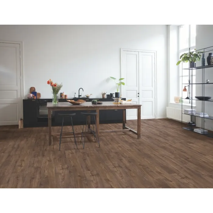 Panel winylowy Quick Step ze zintegrowanym podkładem Alpha Bloom dąb czekoladowy jesienny AVMPU40199