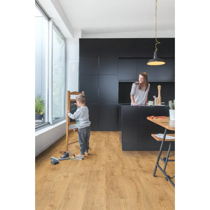 Panel winylowy Quick Step ze zintegrowanym podkładem Alpha Bloom dąb jesienny miodowy AVMPU40088