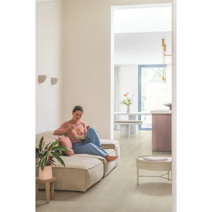 Panel winylowy Quick Step ze zintegrowanym podkładem Alpha Bloom dąb morska bryza jasny AVMPU40079
