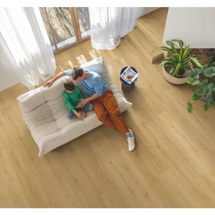 Panel winylowy Quick Step ze zintegrowanym podkładem Alpha Bloom dąb szczotkowany miodowy AVMPU40318