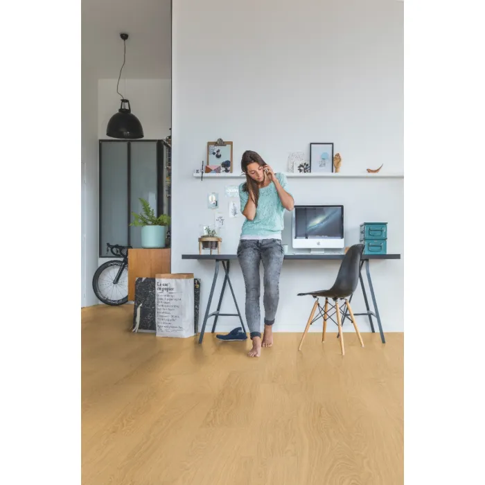 Panel winylowy Quick Step ze zintegrowanym podkładem Alpha Bloom dąb miodowy AVMPU40098