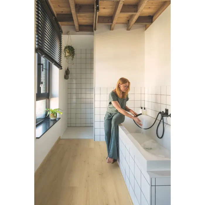 Panel winylowy Quick Step ze zintegrowanym podkładem Alpha Bloom dąb szczotkowany beżowy AVMPU40319